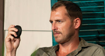 Un flic amoureux d'un fantôme dans LITTLE MURDER (voir ci-dessous)