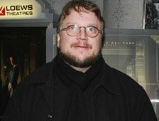 Non seulement Guillermo del Toro dirigera "The Hobbit", mais il y fera une petite apparition. "Je jouerais un petit monstre, me transformant en une créature qu'on verra à l'arrière-plan" dit il. Créature dont il sculptera lui-même le visage et les mains !