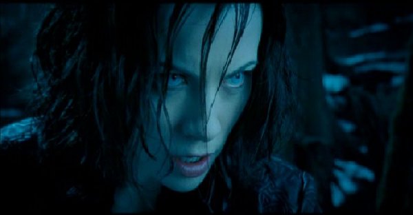 Le scénariste de "Underworld 4", produit par Len  Wiseman, sera John Hlavin, celui de la série "The Shield". Le film sera tourné en 3D- Relief et sera distribué en salles en 2011.