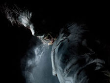 "Wolfman" avec Benicio Del Toro vient de recevoir la classification "R" en raison de l"hémoglobine, de la violence et du gore qu'il contient. Bonne nouvelle pour tous ceux qui aurait craint une version trop "soft" !