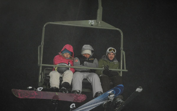 "Frozen" d'Adam Green ("Butcher") est un survival prenant place dans une station de sports d'hiver où trois skieurs se retrouvent coincés au haut d'un télésiège et vont devoir tenter le tout pour le tout en sautant dans le vide....
