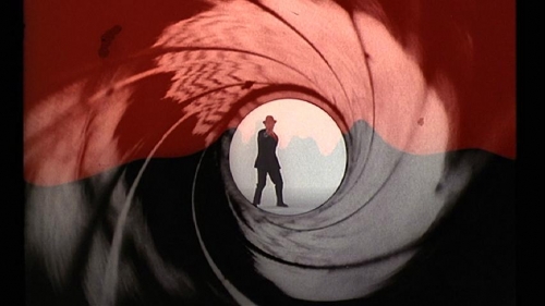 James Bond est suspendu (voir ci-dessous)