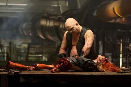 Distribué le 7 mai aux USA, The Bleeding du cascadeur-réalisateur  Charlie Picerni,  mêle gore, vampirisme, érotisme et action ! (voir ci-dessous)