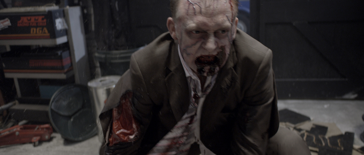 Les zombies envahissent à nouveau Londres dans "Devil's Playground" de Mark McQueen. Seul moyen d'échapper au fléau pour les rescapés : prendre la fuite en hélicoptère...!