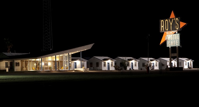 Producteur de "All the Boys Love Mandy Lane" en 2006, Chad Feehan vient de réaliser son premier long-métrage, le film d'horreur psychologique "Wake", d'après son propre scénario. Se rendant à un mariage, Paul et Adrienne, traversant le désert...