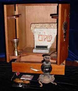 Lionsgate et Ghost House  feront équipe pour coproduire "Dibbuck Box" (voir ci-dessous)