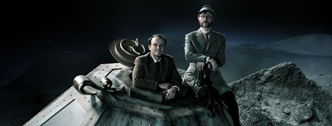 Le comédien, écrivain et scénariste Mark Gatiss ("Dr. Who") a produit pour la télévision britannique une nouvelle version des "Premiers hommes dans la lune "de H.G. Wells (voir ci-dessous)