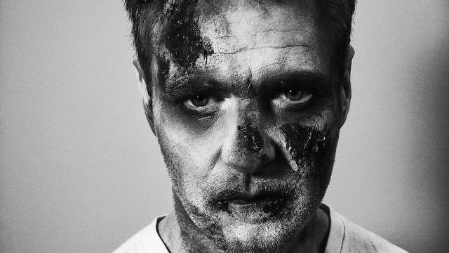 Situé dans un proche futur où un virus du style H1N1 a décimé la planète, "The Defiled", écrit et réalisé par Julian Grant, mêle drame, horreur et SF (suite ci-dessous)