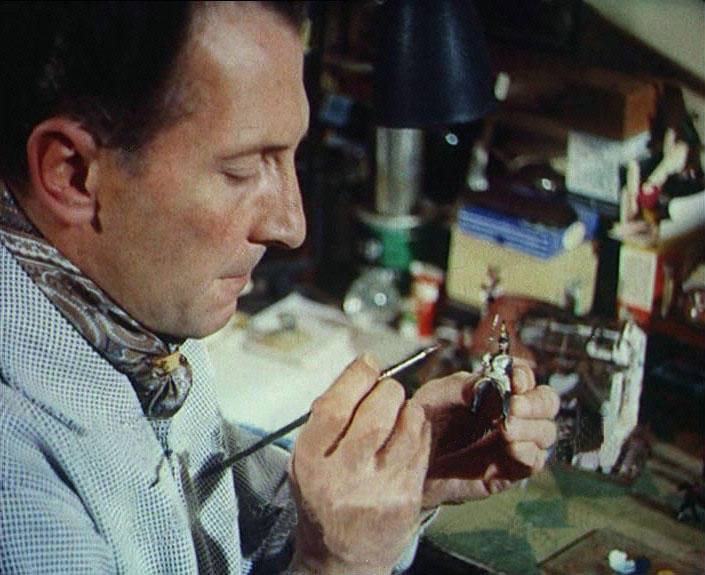 Peter Cushing peignant un de ses soldats, en 1956