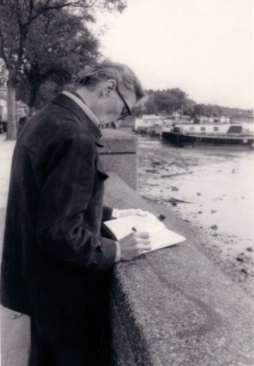 Peter Cushing étudiant un script à Whitstable (1972)