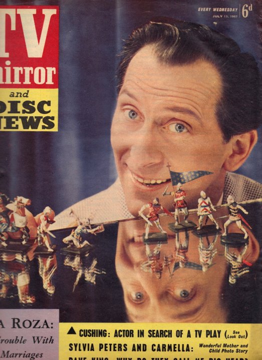 Peter Cushing et certains de ses modèles réduits de soldat : couverture du TV Mirror du 13 juillet 1957