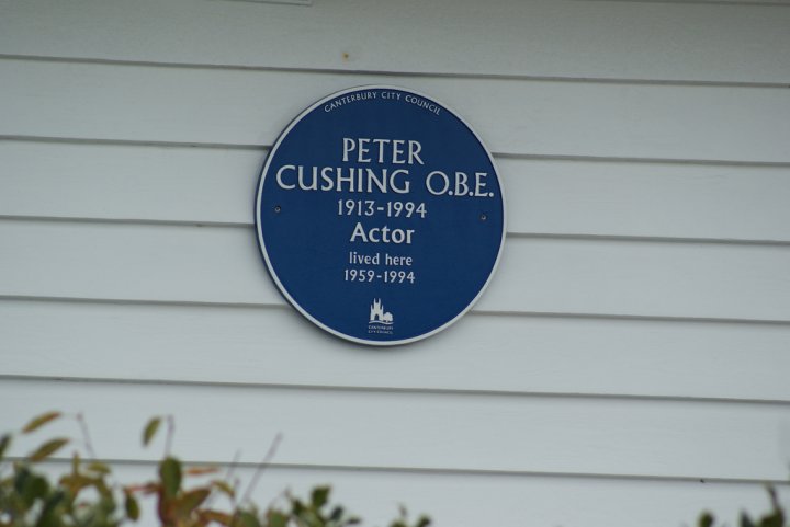 Plaque commémorative sur la maison de Peter Cushing