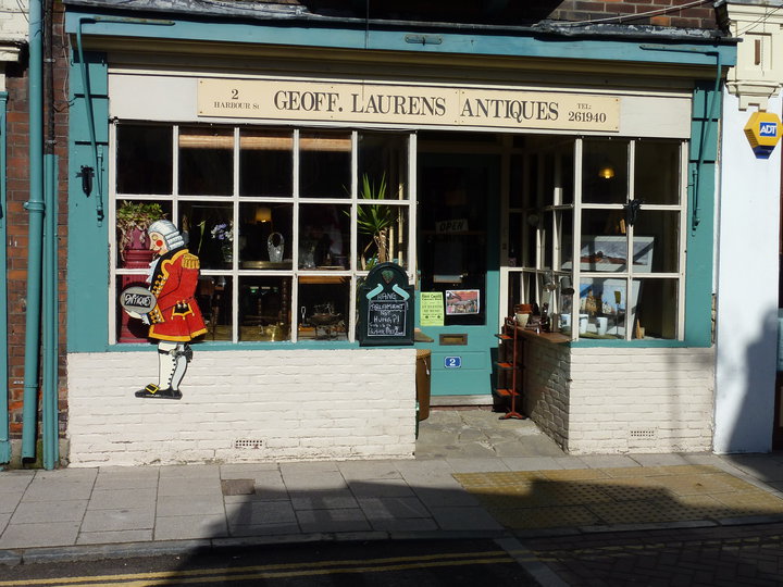 Peter Cushing aimait entrer dans ce magasin et discuter avec son propriétaire. La boutique est inchangée.