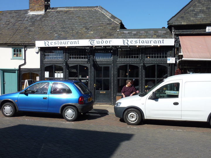 La fameux Tudor Tea Rooms, restaurant où Peter Cushing déjeunait la plupart du temps après la mort d'Hélène. Le lieu est demeuré  inchangé, ayant toujours une place réservée pour Peter Cushing.