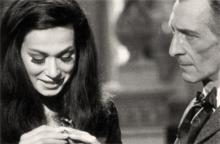 Peter Cushing durant le tournage de "Blood from the Mummy's Tomb", avec Valerie Leon (11 juin 1971). Suite à la mort de sa femme, il se retirera du film, son rôle étant repris par Andrew Keir.