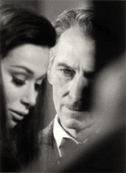 Peter Cushing durant le tournage de "Blood from the Mummy's Tomb", avec Valerie Leon (11 juin 1971). Suite à la mort de sa femme, il se retirera du film, son rôle étant repris par Andrew Keir.