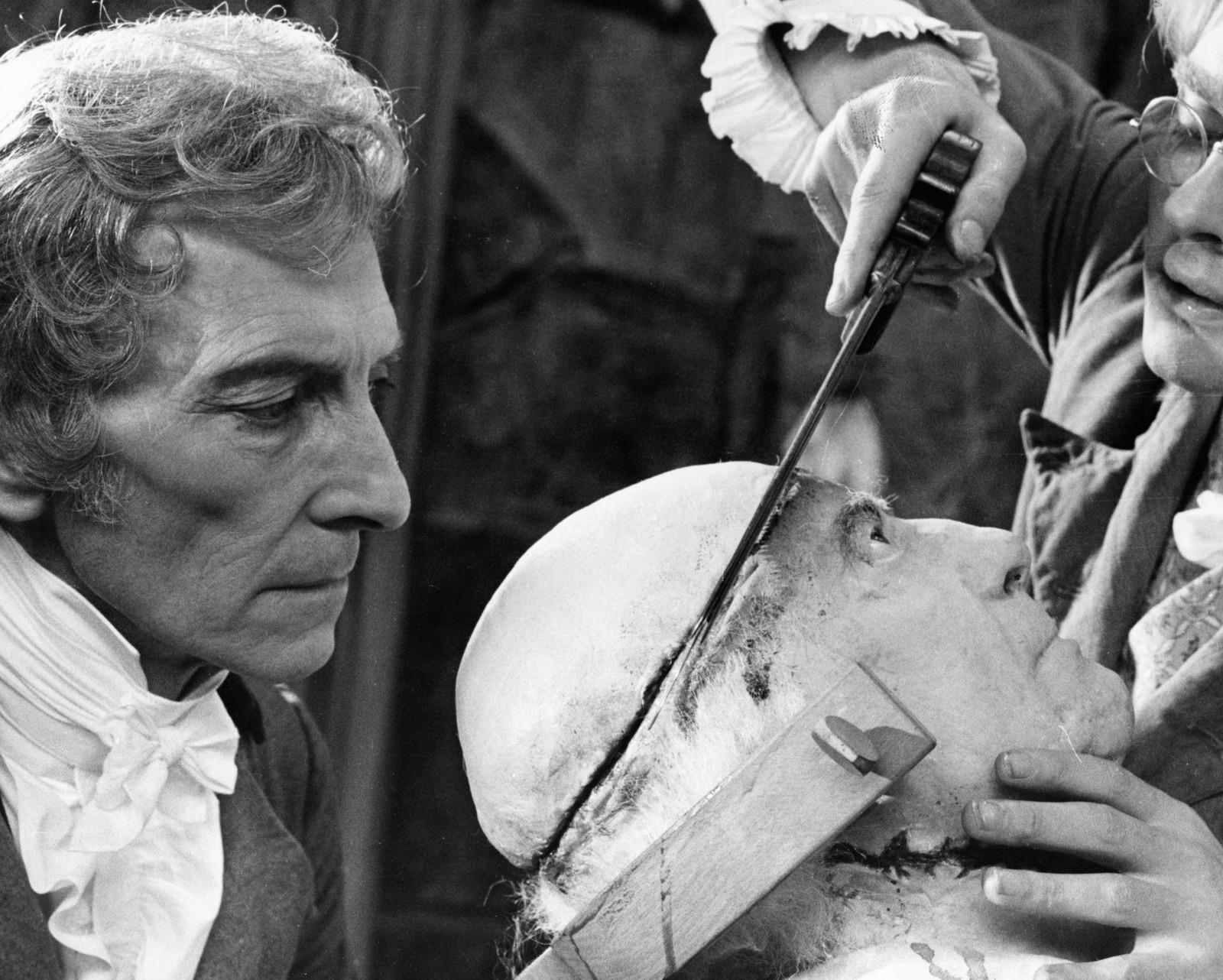 Peter Cushing et Shane Briant dans "Frankenstein et le monstre de l'enfer"