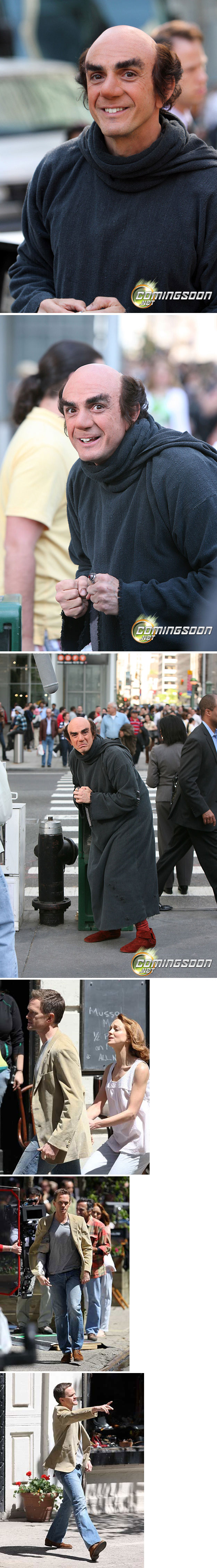 En tournage à New York, "The Smurfs", adapté des 'Schtroumpfs" de Peyo par Raja Gosnell, voit Hank Azaria (Abraham Lincoln dans "La nuit au musée" 1 & 2 et la voix du Chief Wiggum des "Simpsons") hériter du rôle du diabolique magicien Gargamel (suite ci-d