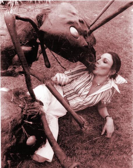 "L'Empire des fourmis géantes" (1977) : photo-gag sur le tournage avec Joan Collins