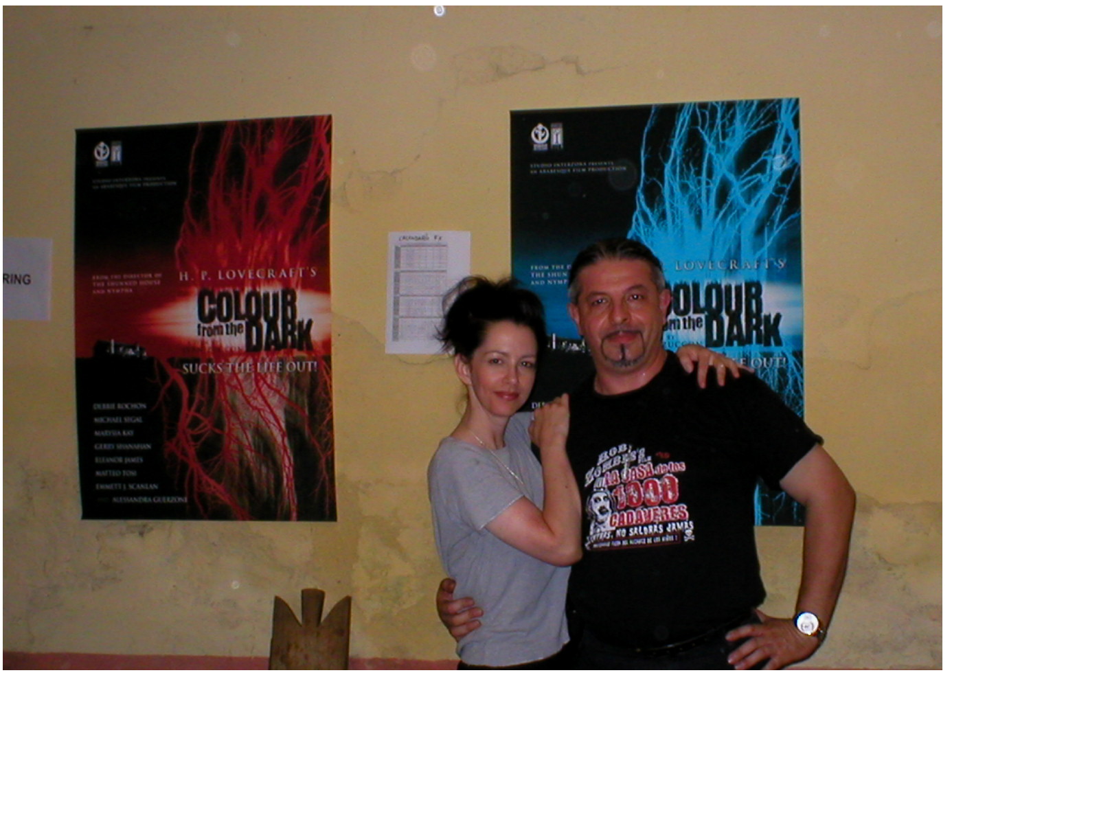 Notre correspondant italien Roberto D'Onofrio et Debbie Rochon, sur le tournage de "Color From the Dark"