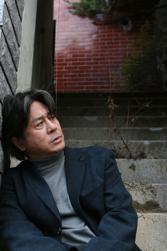 Le cinéaste sud-coréen Kim Ji-woon, après l'épouvante (3 histoires de l'au-deoà, Deux soeurs) s'attaque au thriller-choc, avec "I Saw The  Devil" (voir ci-dessous)