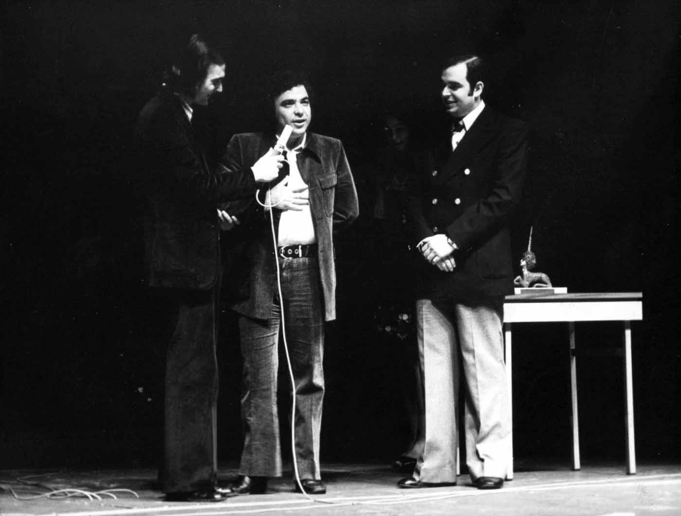 Jeannot Swarc et Alain Schlockoff, sur la scène du Palais des Congrès (1975)