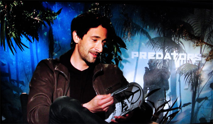 Adrien Brody lisant le numéro de L'Ecran Fantastique sur "Predators" (interviewé par notre collaboratrice Staci Layne Wilson)