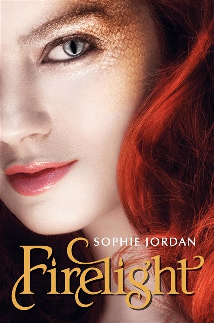 Premier volume d'une trilogie pour jeunes adultes écrite par Sophie Jordan, "Firelight" a pour héroïnes deux jumelles adolescente, dont l'une, Jacinda, est dotée du pouvoir de cracher des flammes, ce qui la rend très spéciale, même auprès des siens (suite