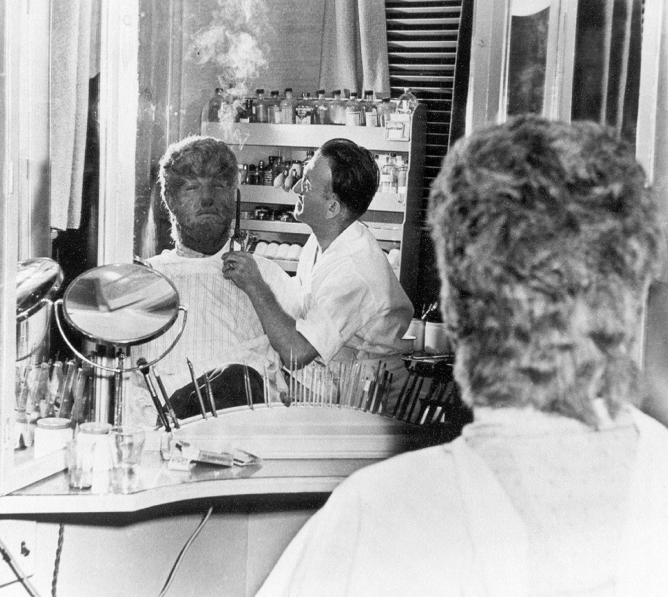 Lon Chaney Jr. maquillé par Jack Pierce sur le tournage de "Frankenstein rencontre le loup-garou"