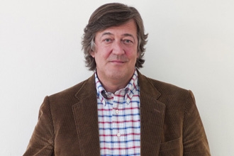 L'acteur britannique Stephen Fry (V pour vendetta) interprétera le frère aîné du célèbre détective de Baker Street dans "Sherlock Holmes 2" (voir ci-dessous)