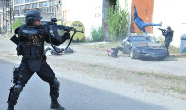 Dans "Re-Kill", de Valeri Milev, un zombie picture dans la veine de "28 jours plus tard", tourné sous forme de documentaire de guerre, l'armée doit juguler une nouvelle invasion de morts-vivants, cinq années après la première.