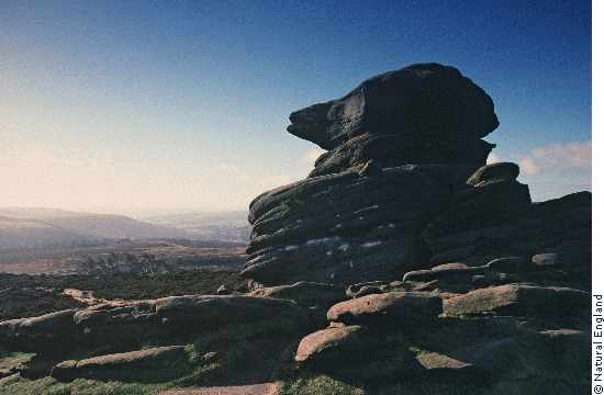 "Dark Peak" est  un nouveau thriller de science-fiction britannique ambitieux, mêlant les thématiques de L'Expérience de "Philadelphie" et de "The Descent" (suite ci-dessous).