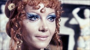 Ingrid Pitt, la légendaire actrice de la Hammer Films, vient de nous quitter, à l'âge de 73 ans (suite ci-dessous)
