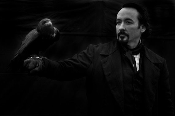 Info ou Intox ? Une photo de John Cusak interprétant Edgar A. Poe pour "The Raven" que tourne actuellement James McTeigue....