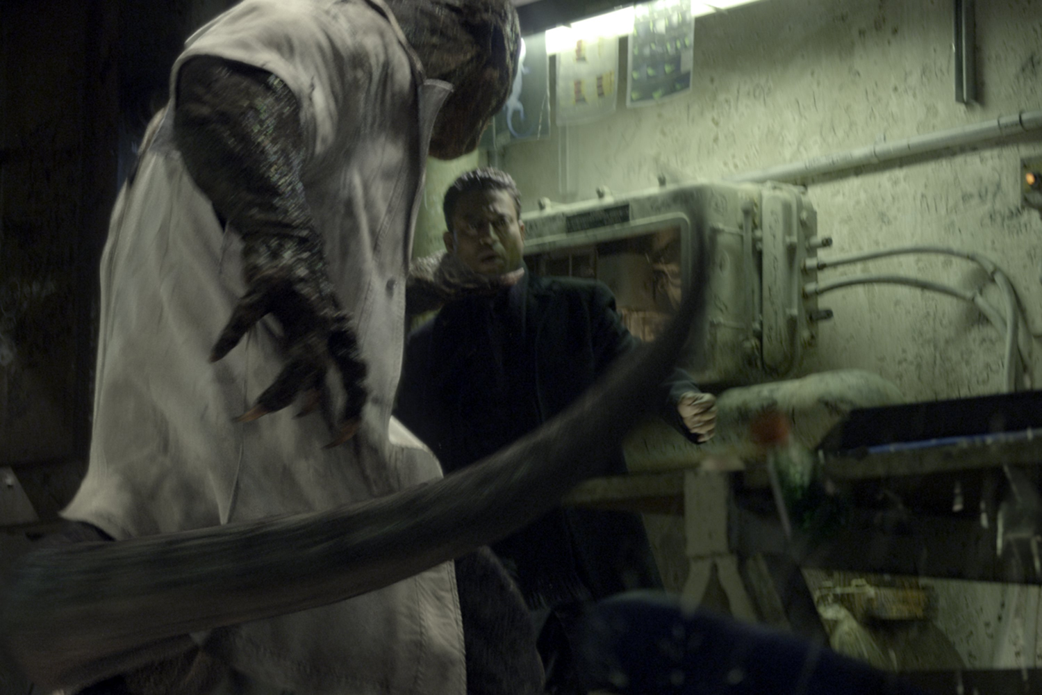 .... et étranglant le Dr. Ratha (Irrfan Khan) dans "The Amazing Spider-Man", distribué en France le 4 juillet 2012