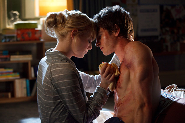 Andrew Garfield (Peter Parker) et Emma Stone (Gwen Stacy), les héros de "The Amazing Spider-Man" de Marc Webb, version modernisée du personnage ciblant un jeune public.