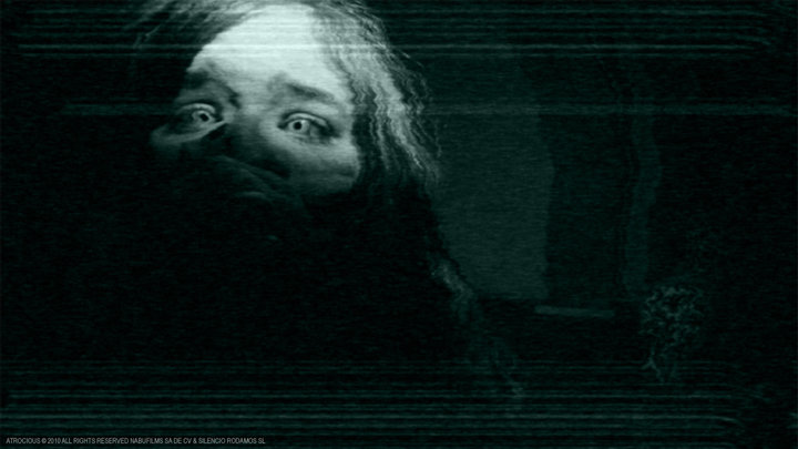 Dans la série des "films trouvés",  l'ibérique "Atrocious" écrit et réalisé par Fernando Barreda Luna, qui fait ici ses débuts, relate des faits survenus à la famille Quintanilla, retrouvée assassinée dans leur maison de campagne (suite ci-dessous)