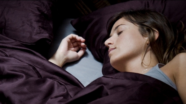 Thriller psychologique, "Mientras duermes" ("Sleep Tight") est le premier long-métrage en solo de Jaume Balaguero après les deux [Rec] (voir ci-dessous)