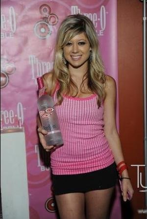 Co-vedette de "Snow Shark", Jackey Hall productrice par ailleurs de "Scream Queen Campfire", où cinq reines de l'horreur en route pour une convention du genre s'arrêtent en route pour camper dans les bois et se raconter des histoires terrifiantes....