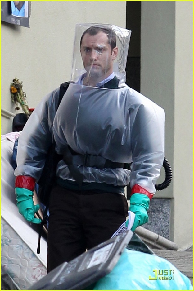 ....de trouver un remède et de contrôler la panique qui se répand encore plus vite que le virus. Le film a pour vedettes Matt Damon, Kate Winslet, Jude Law, Marion Cotillard et Gwyneth Paltrow.