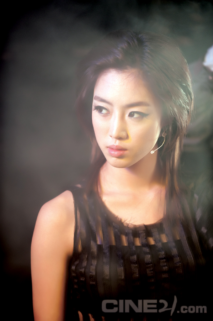 Distribué cet été en Asie, "White," en production, est un nouveau film d'horreur sud-coréen (voir ci-dessous)