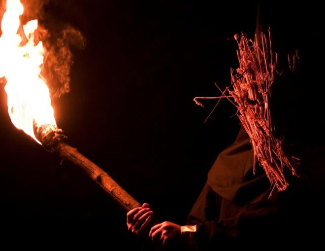 L'Anglais Ben Wheatley  aborde l'horreur pour son second long-métrage, "Kill  List", dont il a coécrit le script avec Amy Jump. Huit mois après un travail désastreux à Kiev qui l'a laissé physiquement et mentalement marqué, Jay, un ex-soldat devenu un tue