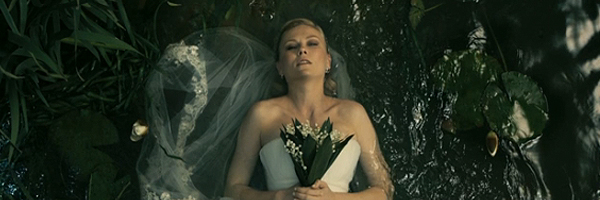 .... Son titre, "Melancholia", désigne le nom d'une planète gigantesque en mouvement dans l'espace, et dont la trajectoire la rapproche dangereusement de la Terre...