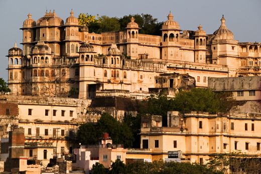 ...  Demeure des maharajah jusqu'au début du XXe siècle, ce nid d'aigle de 1,5km de long, ce décors est l'un des plus spectaculaire de "The Dark Knight Rises".