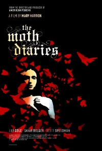 Apres "American Psycho" en 2000, la réalisatrice Mary Harron renoue avec l'horreur pour "The Moth Diaries", coproduction irlando-canadienne où une ado soupçonne sa camarade de chambre d'être une vampire...
