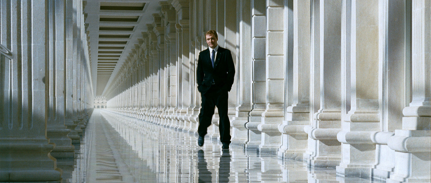 Dans "Target", des moscovites fortunés voyage jusqu'à un complexe d'astrophyique abandonné, dont la rumeur prétend qu'il a assez de puissance pour stopper le processus de vieillissement (voir ci-dessous)