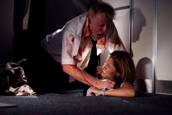 Lorsque l'un des passagers d'un vol pour Nashville devient infecté par un mystérieux virus, l'avion fait un atterrissage d'urgence dans un large aéroport. Cependant, les passagers ne seront pas rescapés par les forces de l'ordre mais mis en quarantaine...