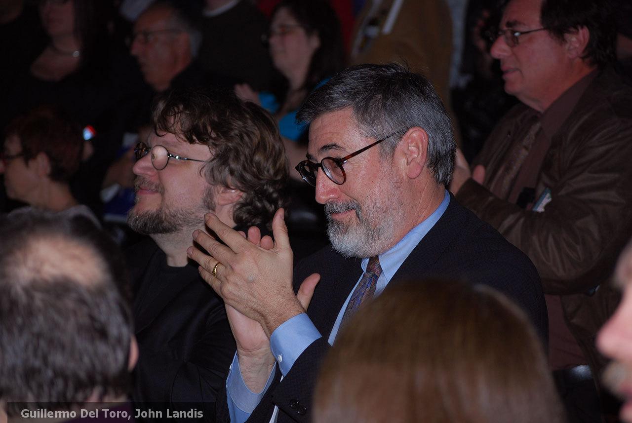 Hommage posthume à Forrest J Ackerman (décédé le 4 décembre 2008 à l'âge de 92 ans) le 9 mars 2009 à l'Egyptian Theatre d'Hollywood. Sur la photo : Guillermo del Torro et John Landis
