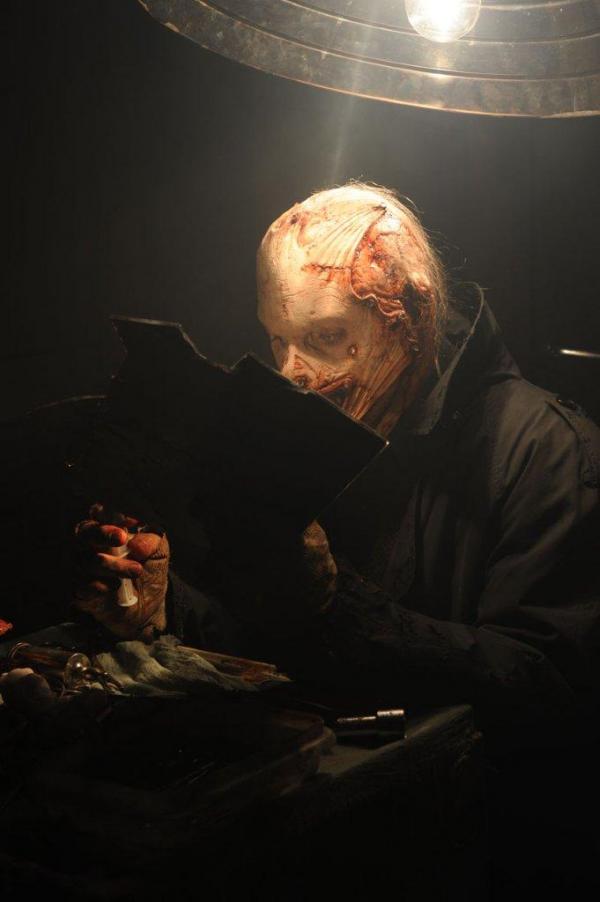 Rebaptisée "Coffin Baby", la suite de "Toolbox Murders", signée par le maquilleur d'effets spéciaux Dean Jones, pratique la surenchère dans l'horreur....