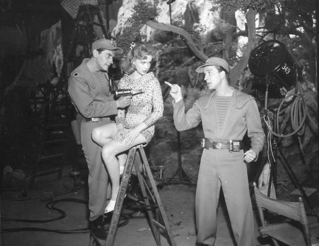 Hommage à Leslie Nielsen (à droite)("Planète Interdite")